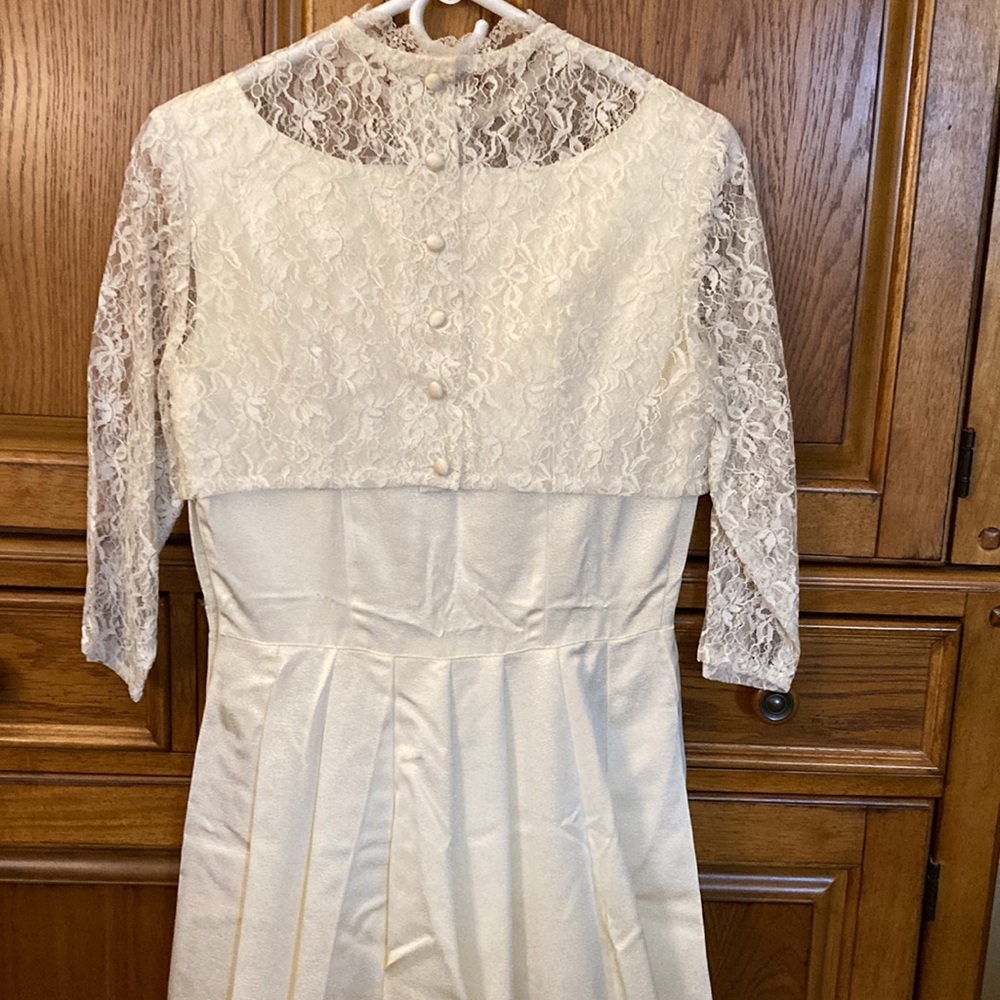 Handmade 1960’s Wedding gown. Mint condition. Worn 1 time. No stains or flaws. - Picture 6 of 16